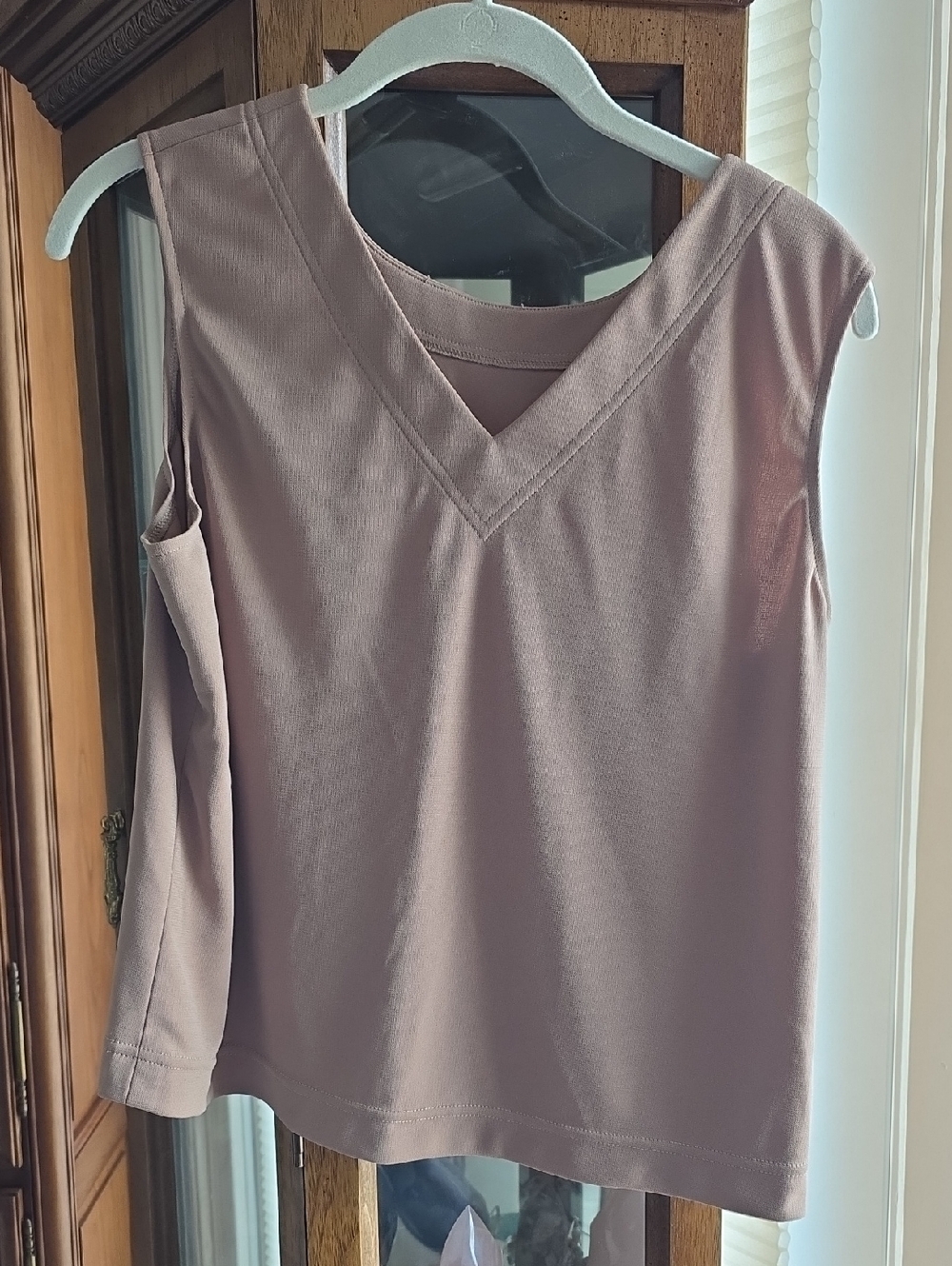 Source Unknown Tan V-Neck Sleeveless Tank Top
